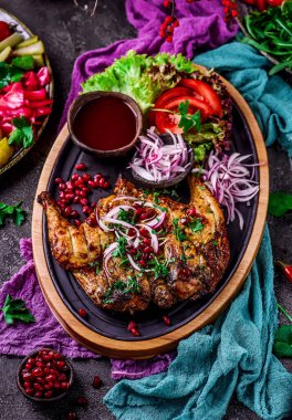 Tavuk tabağı. Geleneksel Gürcü yemeği. Tarz kırsal. Seçici odaklanma.