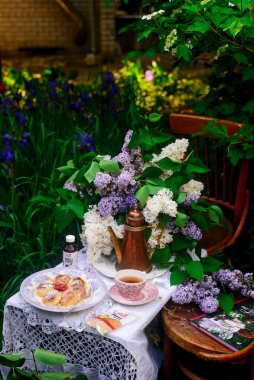 Krema soslu süzme peynirli krep. Tarz rustik. Seçici odaklanma.