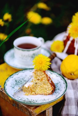 Dandellion limonlu pasta. Köy evi fotoğrafı. Biçim. Seçici odaklanma