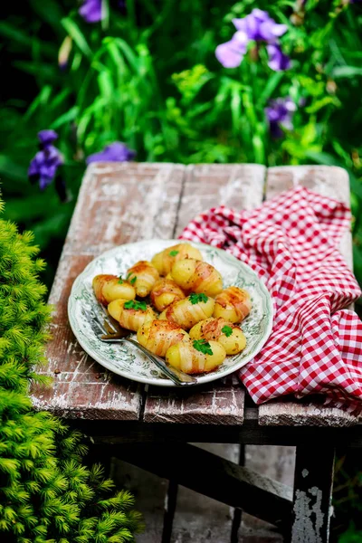 Pieczone Ziemniaki Boczkiem Owtdoor Photo Selective Focus — Zdjęcie stockowe