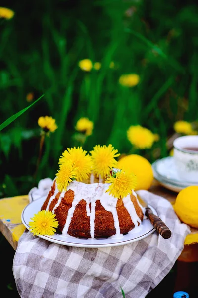 Dandellion Lemon Cake Rustic Owtdoor Photo 선택적 — 스톡 사진