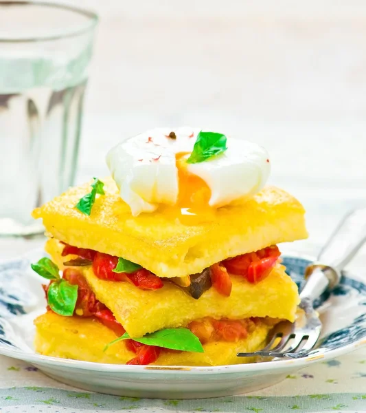 Polenta com legumes e ovo poshed — Fotografia de Stock