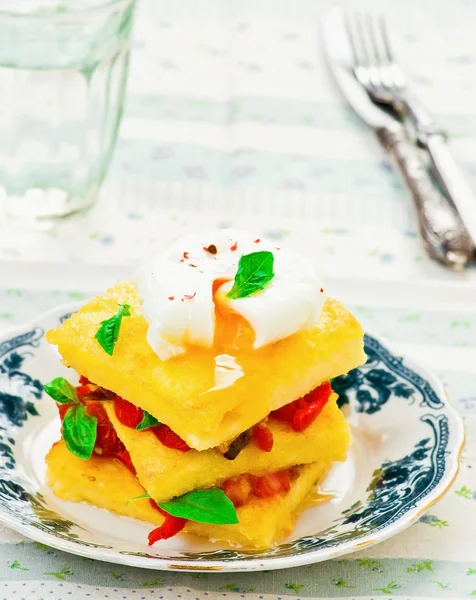 Polenta sebze ve poshed yumurta — Stok fotoğraf