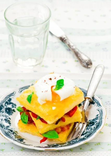 Polenta con verdure e uova versate — Foto Stock