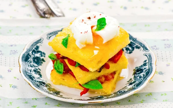 Polenta con verduras y huevo vertido — Foto de Stock