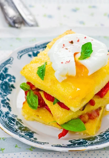 Polenta se zeleninou a poshed vejce — Stock fotografie