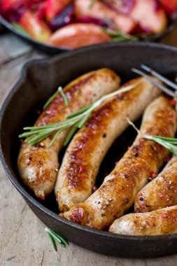 üzerinde bir tavada kızarmış sosis