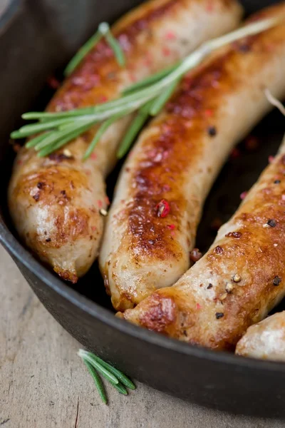 üzerinde bir tavada kızarmış sosis