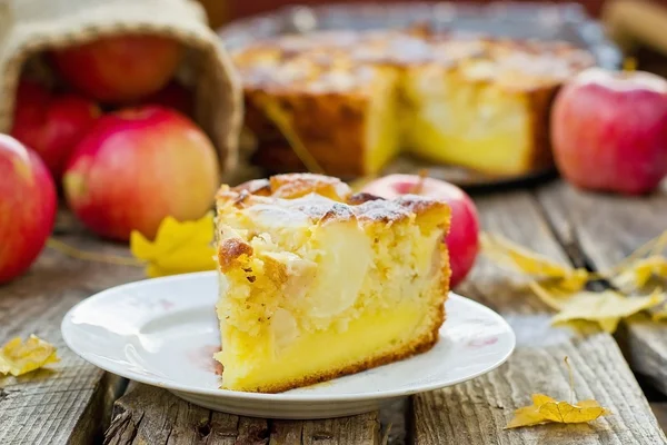 Jablečný koláč kysaná smetana — Stock fotografie