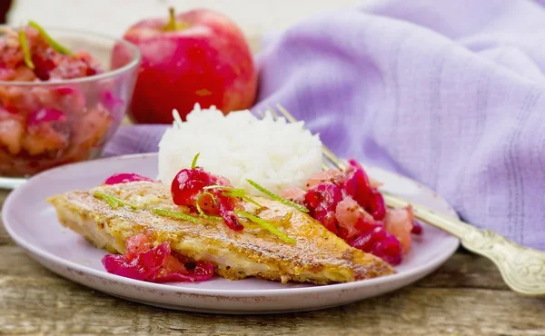 Poleiro do mar frito com chutney de maçã — Fotografia de Stock