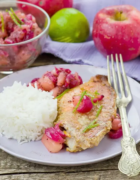 Gebratener Seebarsch mit Apfelchutney — Stockfoto