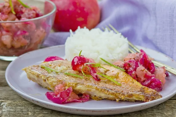 Poleiro do mar frito com chutney de maçã — Fotografia de Stock