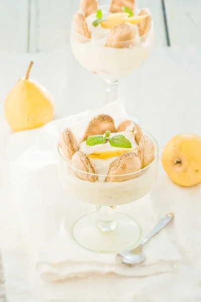 Dessert with pears, creamy cream and cookies — Stock Photo, Image