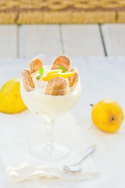 Dessert with pears, creamy cream and cookies — Stock Photo, Image