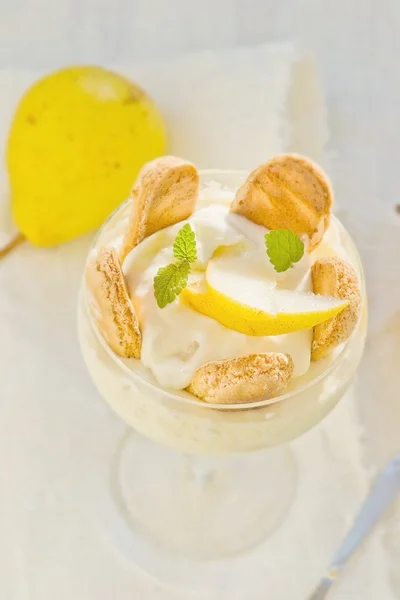 Sobremesa com peras, creme cremoso e biscoitos — Fotografia de Stock