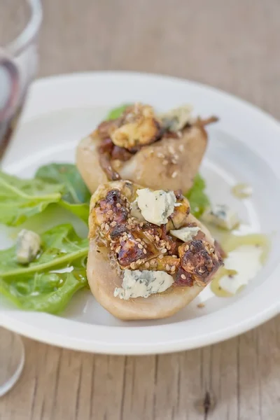 Gebakken peren met blauwe kaas en salade — Stockfoto