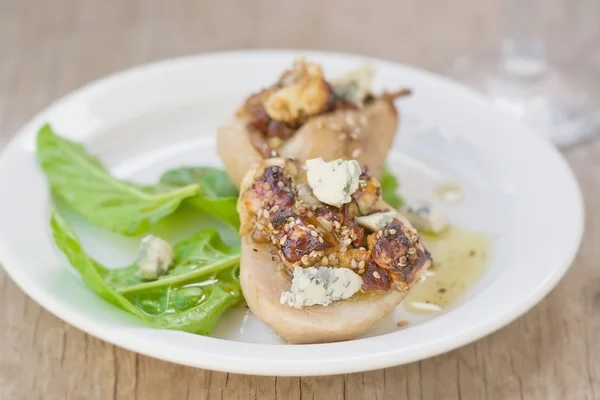 Gebakken peren met blauwe kaas en salade — Stockfoto