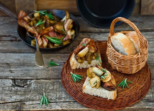 Smažené cepes se slaninou, česnekem a rozmarýnem — Stock fotografie