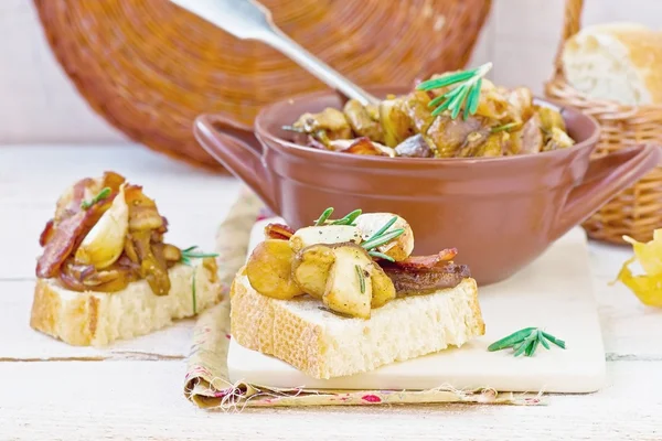 Setas fritas con tocino, ajo y romero — Foto de Stock