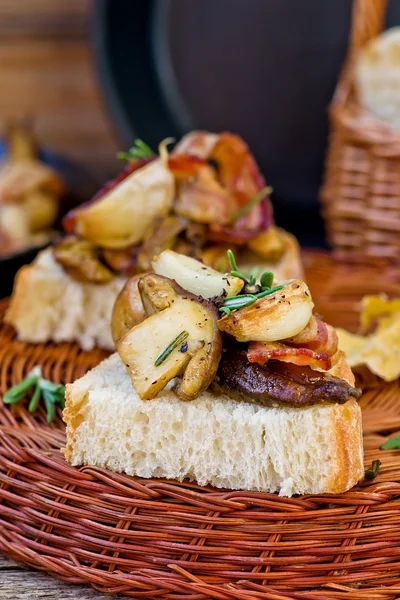 Smažené cepes se slaninou, česnekem a rozmarýnem — Stock fotografie