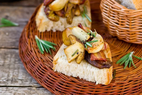 Smažené cepes se slaninou, česnekem a rozmarýnem — Stock fotografie