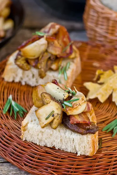 Smažené cepes se slaninou, česnekem a rozmarýnem — Stock fotografie