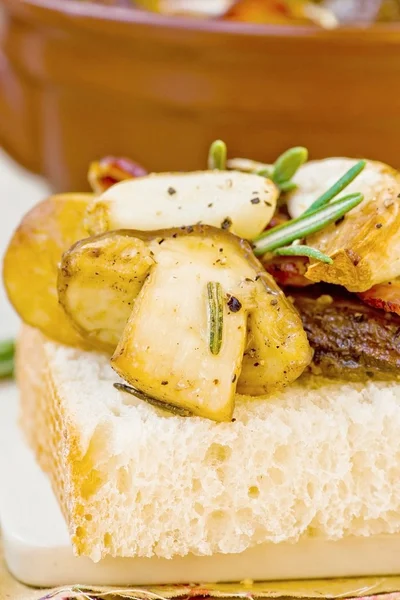 Abóboras fritas com bacon, alho e alecrim — Fotografia de Stock