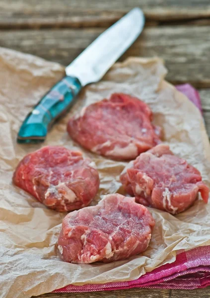 原油、新鮮な豚フィレ肉の部分にカット — ストック写真