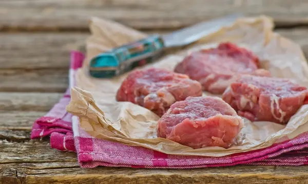 De frisse, ruw, bezuinigen op stukken varkensfilet — Stockfoto