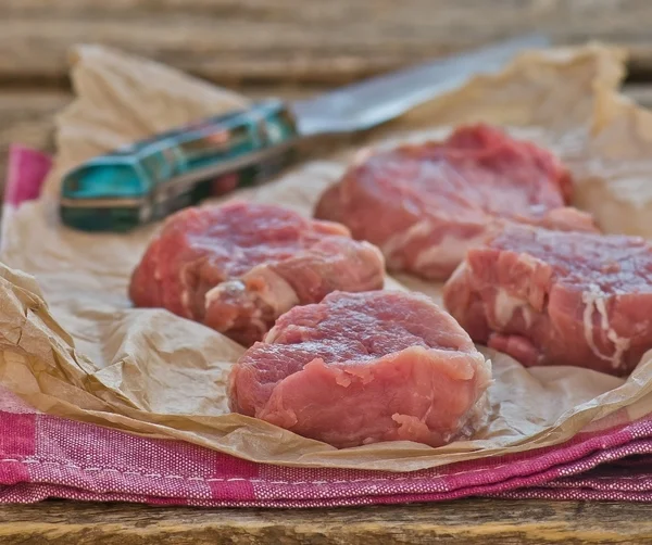 Taze, ham, üzerinde parça domuz filetosu kesim — Stok fotoğraf