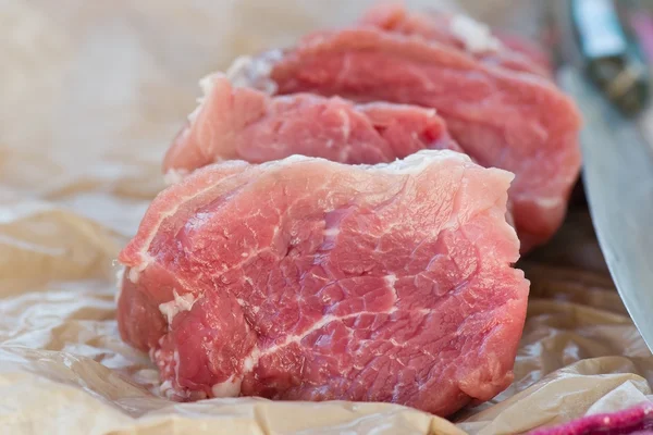 Il fresco, rozzo, tagliato su pezzi il filetto di carne di maiale — Foto Stock