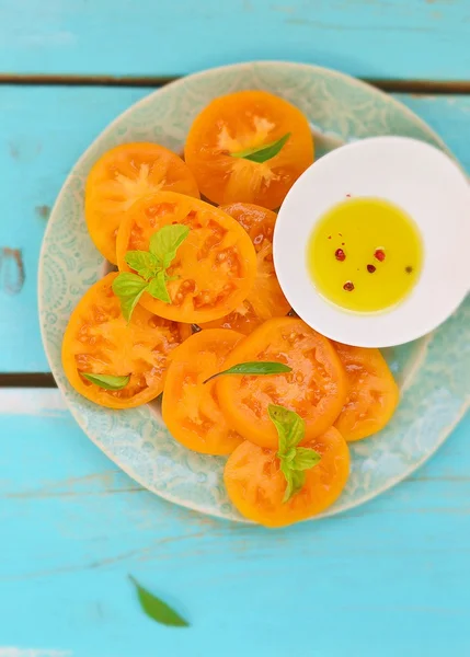 Ripe and juicy yellow tomatoes — Stock Photo, Image
