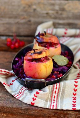 kırmızı lahana dolması elmalı metal bir vintage kase Komposto 