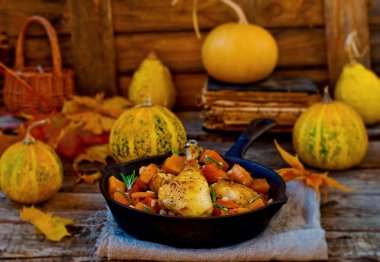 Kabak bir pik demir tavada pişmiş tavuk 