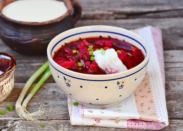 伝統的なウクライナ ビート スープ ボルシチ — ストック写真