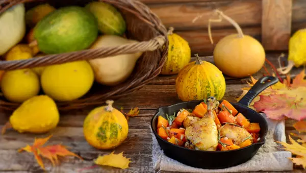 El pollo cocido con la calabaza en la sartén de hierro fundido —  Fotos de Stock