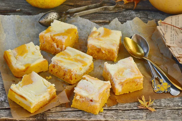 Pastel de calabaza sobre queso crema — Foto de Stock