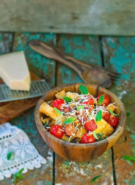 Macaroni met groenten, worst en Parmezaanse kaas — Stockfoto