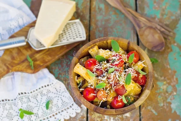 Macaroni with vegetables, sausages and parmesan — Stock Photo, Image