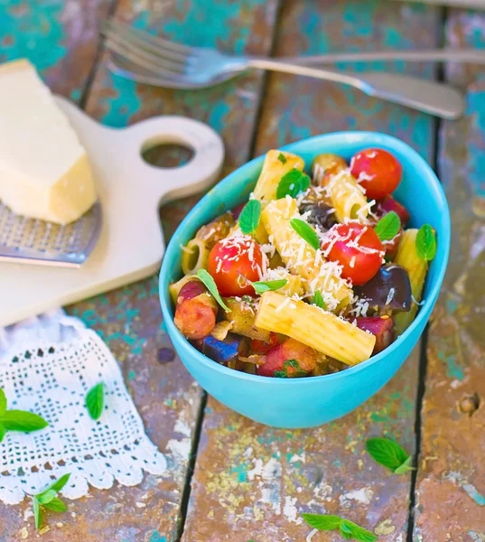 Macaroni with vegetables, sausages and parmesan — Stock Photo, Image