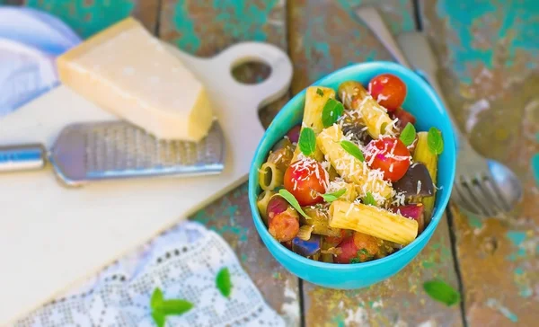 Macarrão com legumes, salsichas e parmesão — Fotografia de Stock