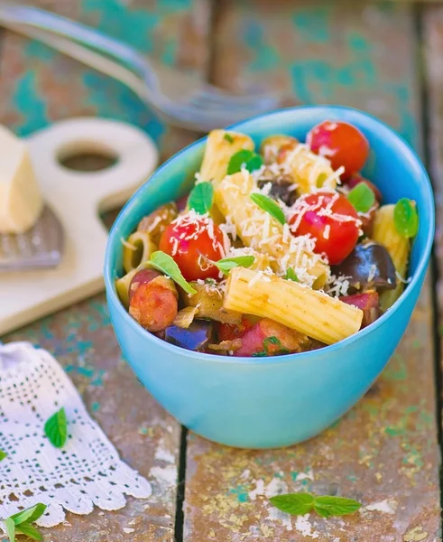 Macarrão com legumes, salsichas e parmesão — Fotografia de Stock