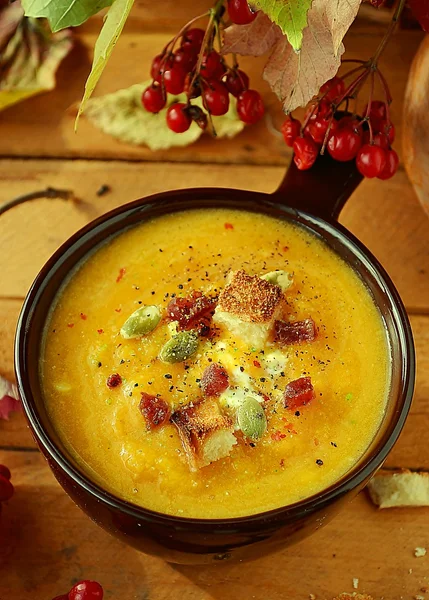 Pompoen spek soep en Toast in een keramische kom — Stockfoto