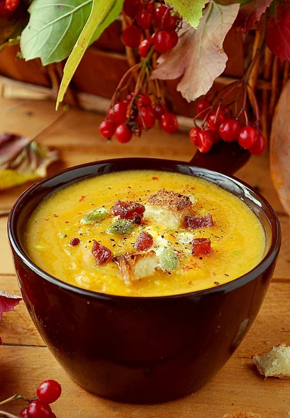 Тыквенный суп с беконом и тосты в керамической миске — стоковое фото