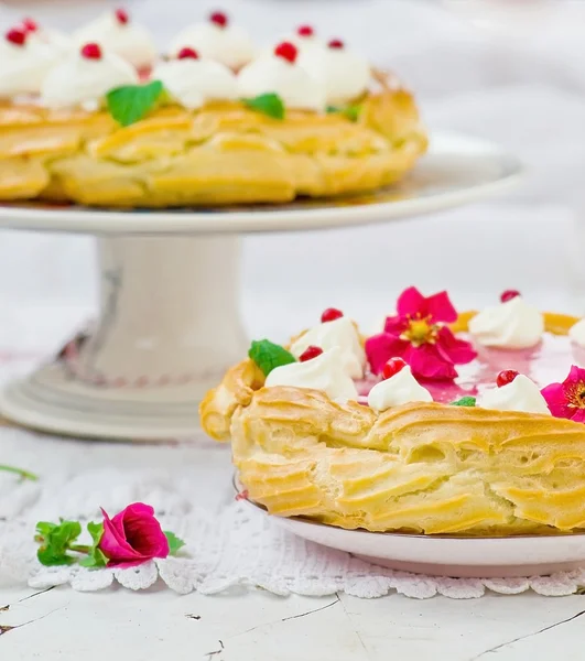 Tarta con requesón, fresa y crema — Foto de Stock