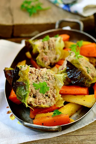 Pudding au four à partir d'un chou de Savoie avec de la viande — Photo