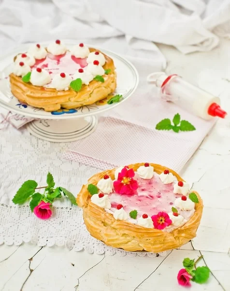 Torte mit Quark, Preiselbeere und Sahne — Stockfoto