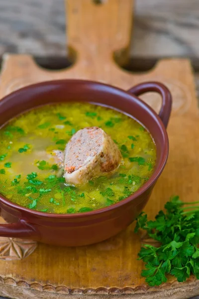 Soupe de poulet avec le cou de poulet farci. Cuisine juive — Photo