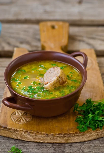 Sopa de frango com o pescoço de frango recheado. Cozinha judaica — Fotografia de Stock