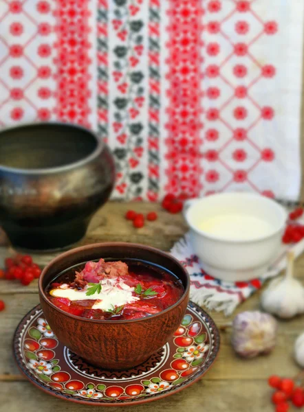 Borschtsch, traditionelle ukrainische Rüben und Sauerrahmsuppe — Stockfoto